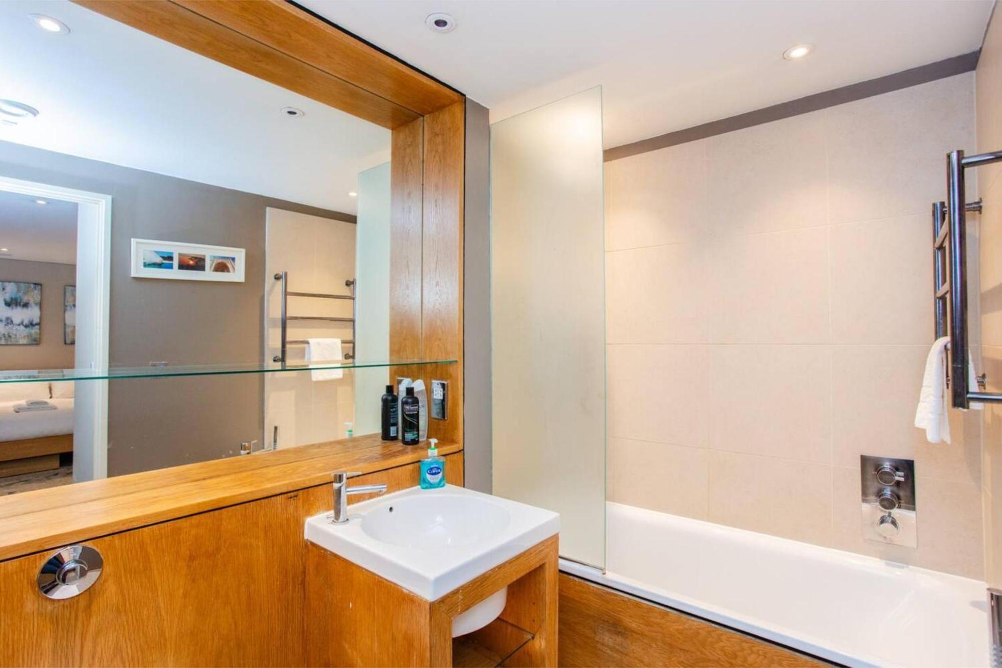 Modern 3 Bedroom Apartment In Paddington Лондон Экстерьер фото